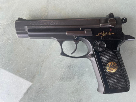 «Está a la venta la pistola que regalaron al General Sáenz de Santamaría cuando fundó los GEOS a finales 00