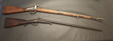 Se trata de dos armas largas antiguas .
Detalles por mensaje privado.

Una es un fusil sueco de avancarga, 02