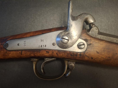 Se trata de dos armas largas antiguas .
Detalles por mensaje privado.

Una es un fusil sueco de avancarga, 00