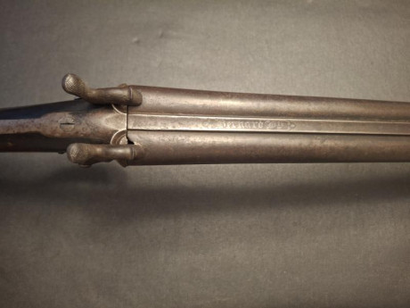 Se trata de dos armas largas antiguas .
Detalles por mensaje privado.

Una es un fusil sueco de avancarga, 11