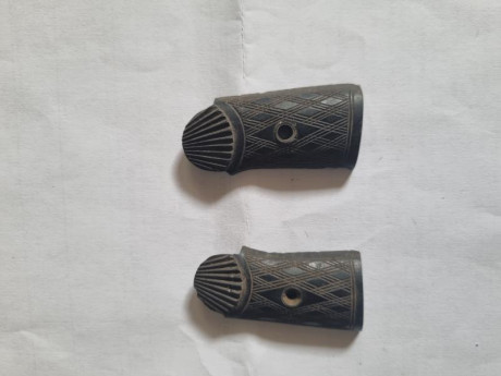 Se vende cachas de revolver pequeño antiguo. Precio 8 euros más portes. Tlf. 607609326 01