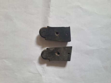 Se vende cachas de revolver pequeño antiguo. Precio 8 euros más portes. Tlf. 607609326 00