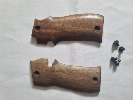 Se vende cachas con los tornillos nuevas de la pistola STAR Cal.380 SM, precio 25 euros más portes. Tlf.607609326. 01