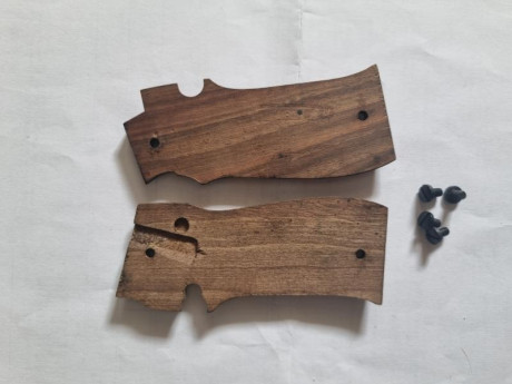 Se vende cachas con los tornillos nuevas de la pistola STAR Cal.380 SM, precio 25 euros más portes. Tlf.607609326. 00