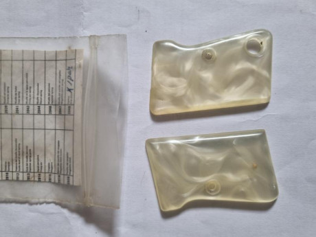 Se vende cachas de Pistola ASTRA CUB nuevas,  precio 30 euros más portes,  Tlf.607609326. 00