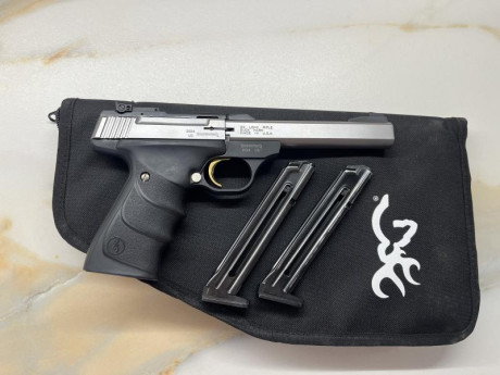 Buenas, tengo en venta esta preciosa browning buckmark 22lr comprada nueva en febrero de 2025, la pistola 00