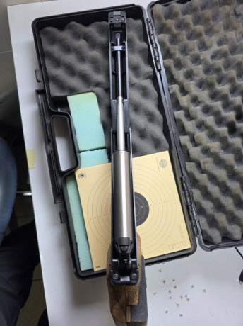 Gamo compact. 
Tiene cambiadas las juntas,piston y valvula.
Funciona bien, gatillo ajustado a 1/2 kg.
Perfecta 00