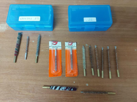Vendo por abandono de la practica del tiro, este lote de accesorios compuesto por varias baquetas para 02