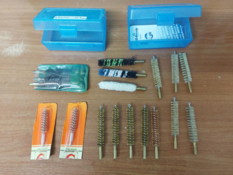 Vendo por abandono de la practica del tiro, este lote de accesorios compuesto por varias baquetas para 01