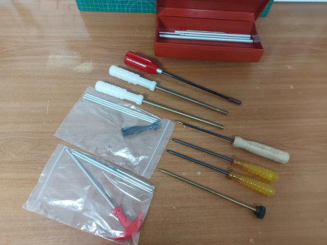 Vendo por abandono de la practica del tiro, este lote de accesorios compuesto por varias baquetas para 00