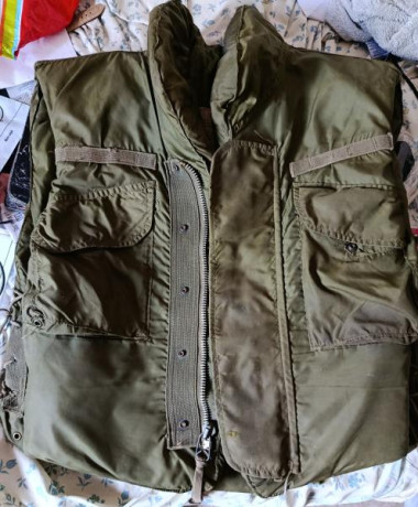 Chaleco anti fragmentos americano, época de Vietnam, completo con sus placas, estado con marcas de uso, 01