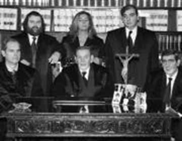  EN RECUERDO Y HOMENAJE A LOS QUE YA NO ESTÁN. 

Si pones en  GOOGLE    PASAPORTES EN LA MEMORIA   da 131