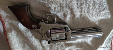 Revolver impecable acero inoxidable y cachas de nogal sin golpes ni rayaduras precio 800 
En venta en 02
