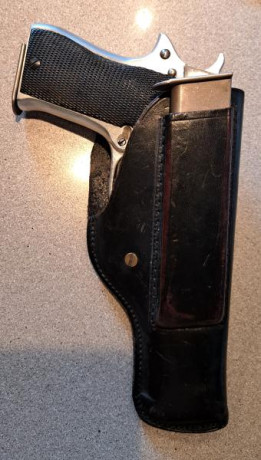 Pistola historica con 4 cargadores y muchos extras en buen estado. Dos cachas tres fundas y alguna cosa 00