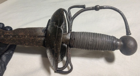 Buenos días.
Quiero compartirles esta espada flamígera de la colección del Museo Histórico Nacional de 51