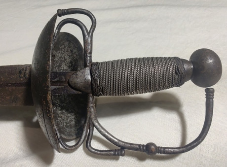 Buenos días.
Quiero compartirles esta espada flamígera de la colección del Museo Histórico Nacional de 50
