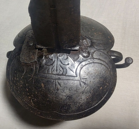 Buenos días.
Quiero compartirles esta espada flamígera de la colección del Museo Histórico Nacional de 62