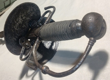 Buenos días.
Quiero compartirles esta espada flamígera de la colección del Museo Histórico Nacional de 61
