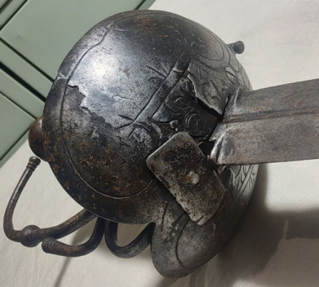 Buenos días.
Quiero compartirles esta espada flamígera de la colección del Museo Histórico Nacional de 82