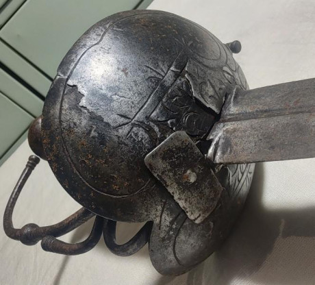 Buenos días.
Quiero compartirles esta espada flamígera de la colección del Museo Histórico Nacional de 81