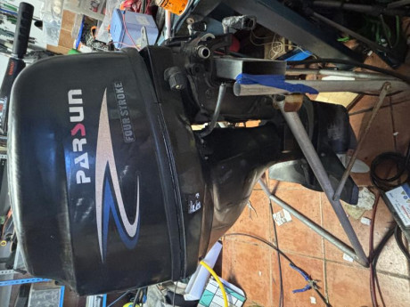 Casco Cap 400 con motor fueraborda Parsun de 25 CV  idéntico al Yamaha embarcación de polietileno en buen 12