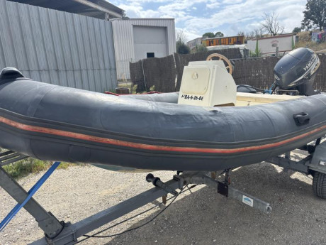 semirrigida 4.2 zodiac 7 man retubada en 2016 motor 30 cv yamaha tiene poro en la parte delantera localizado 01