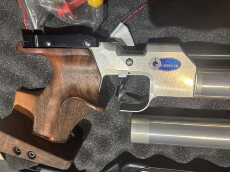 Me quito mi pistola de aire, como todas mis armas, prácticamente sin uso y por supuesto, completamente 10