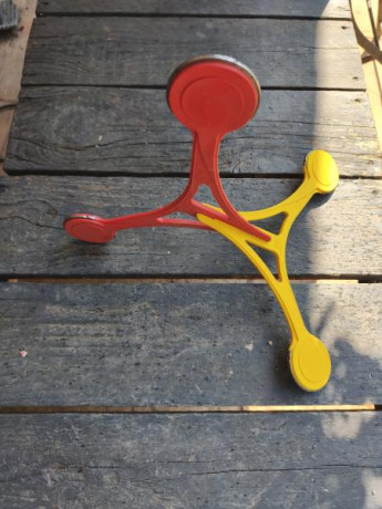 Conjunto de tres dianas metálicas para jugar en el jardín
Zona Barcelona Gerona precio 50€ 00
