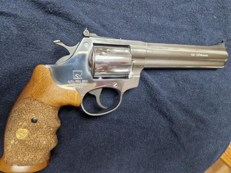Del mismo compi que la Walther  vende este revolver con 2 cachas , en F , Madrid  , tampoco quiere cambios 00