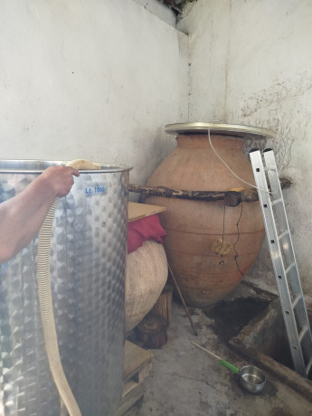 vino blanco natural, hecho en tinaja de barro como el que hacían nuestros abuelos, posibilidad de embotellado 00
