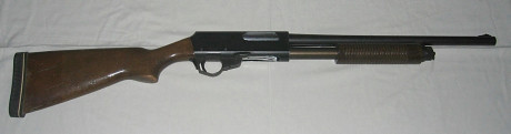 Escopeta de corredera Franchi calibre 12 de cañón corto en buen estado. 150 euros. Se encuentra en la 00