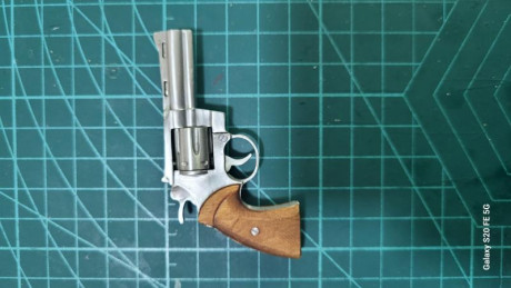 Hola a todos, aquí os muestro mi mini colección de armas cortas, pistolas y revólveres, el modelo que 52