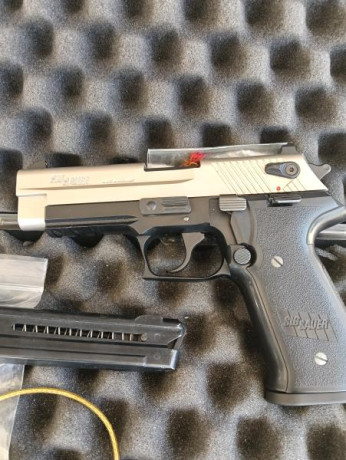 Buenas tardes. Un compañero y amigo del club de tiro vende, por problemas de visión, estas dos pistolas 01