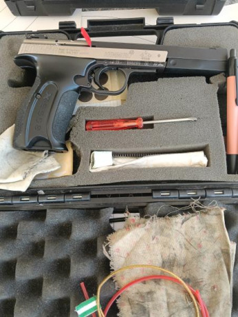 Buenas tardes. Un compañero y amigo del club de tiro vende, por problemas de visión, estas dos pistolas 00