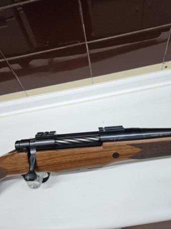 Rifle de cerrojo cal. 270 Win. Seminuevo, 2 disparos en galería, cañón de 61 cms.sin elementos de puntería, 02