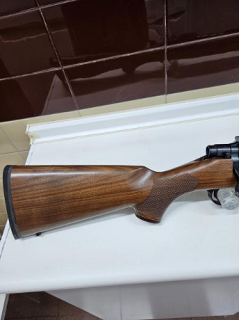Rifle de cerrojo cal. 270 Win. Seminuevo, 2 disparos en galería, cañón de 61 cms.sin elementos de puntería, 01