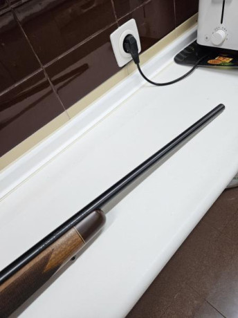 Rifle de cerrojo cal. 270 Win. Seminuevo, 2 disparos en galería, cañón de 61 cms.sin elementos de puntería, 00