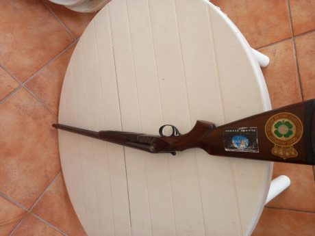 Vendo escopeta paralela del calibre 20 marca aramberri. La escopeta es expulsora, monogatillo, con cañones 00