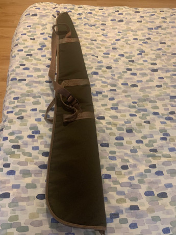 Funda con doble capa de espuma a cada lado, 5 mm de espuma a cada lado en el interior para absorber golpes. 01
