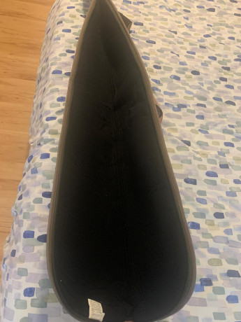 Funda con doble capa de espuma a cada lado, 5 mm de espuma a cada lado en el interior para absorber golpes. 02