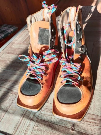 Se venden botas para el tiro de 3 posiciones de carabina y fusil, de la marca Mágnum, talla 42, SIN estrenar, 02