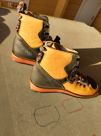 Se venden botas para el tiro de 3 posiciones de carabina y fusil, de la marca Mágnum, talla 42, SIN estrenar, 10