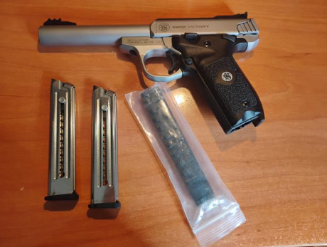 Pistola en perfecto estado del calibre 22 LR. Diseño modular, con un solo tornillo se desmonta. Cañón 02