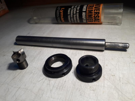Vendo adaptador para acoplar un taladro o destornillador eléctrico al recortador de vainas Lyman.
Referencia 10