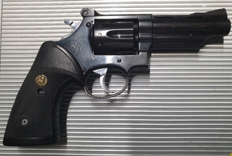 Se vende revólver de la marca Llama modelo Comanche.
Calibre .38 Special.
Cachas de neopreno.
Arma que 01