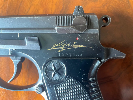 Un amigo vende esta magnífica pistola, única, firmada en oro y con las siglas de su antiguo propietario 00