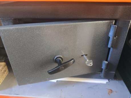 Buenas, vendo mi armero marca cobra grado III, de 15 litros 
Interesados llamar al número de teléfono 00