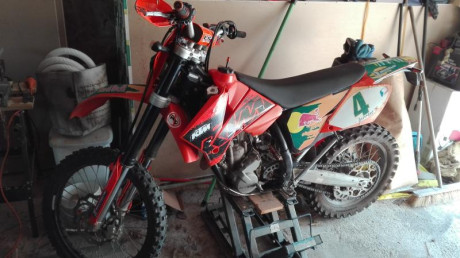 Se vende KTM de enduro modelo exc 250 F con 3000kmy varios extras zona Barcelona Gerona precio 2800€ 02
