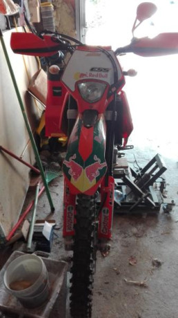 Se vende KTM de enduro modelo exc 250 F con 3000kmy varios extras zona Barcelona Gerona precio 2800€ 01