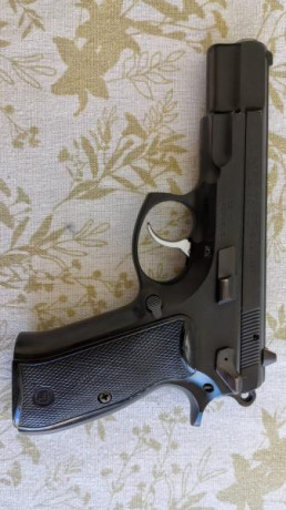 Se vende CZ75BD (con un decocker), una pistola ideal de servicio y de fiabilidad reconocida mundialmente. 11